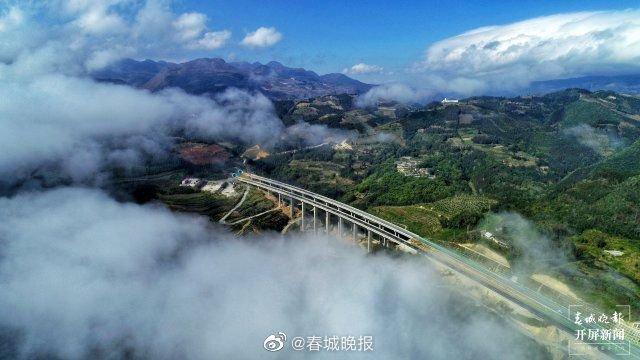 “镇雄高速三线绽放，新图展现繁华前景”